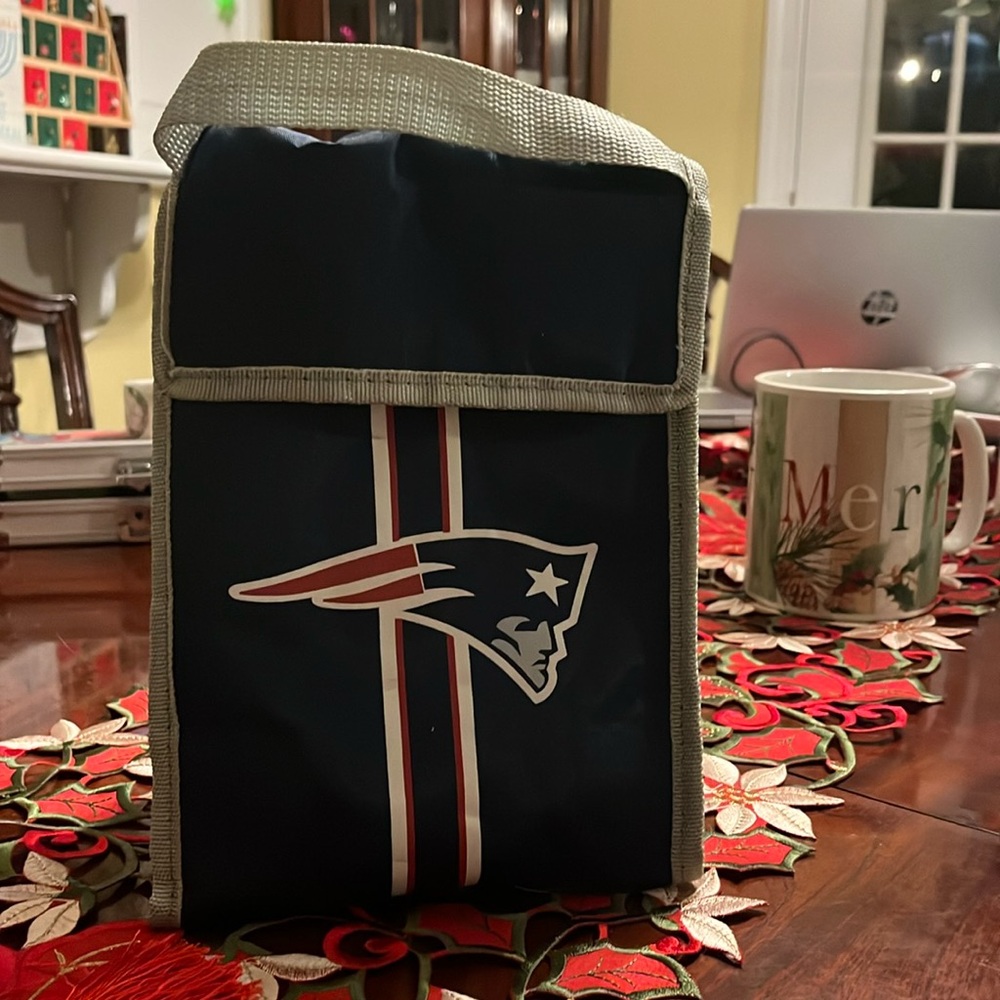 NFL Super Bowl Champion New England Patriots Velcro Closure Insulated Lunch Sack